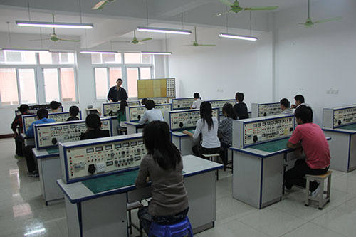 南陽工業(yè)學(xué)校機電專業(yè)實習(xí)